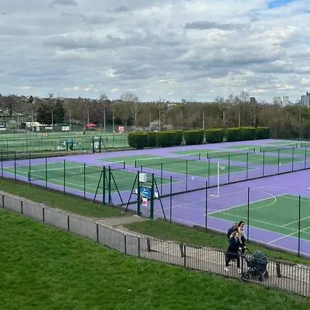 Wimbledon 2 Bed Tennis & Travel Лондон Экстерьер фото